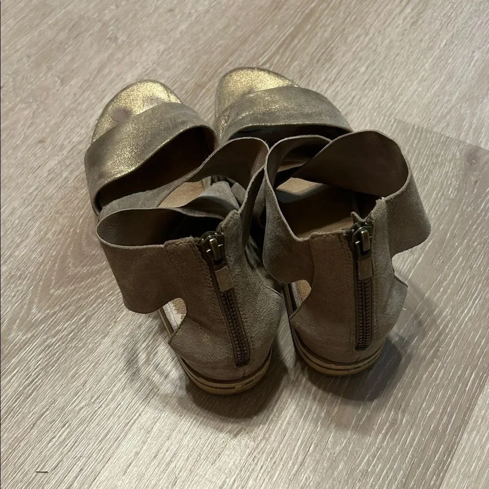 Eileen Fisher Crisscross Strappy Metallic Wedge Sandals sz 8